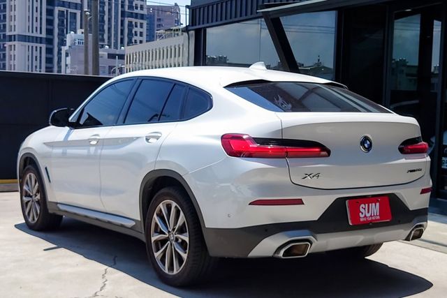 BMW X4 xDrive20i 總代理 原鈑件 5AU/環景/抬顯/HK音響/免鑰匙/摸門/換檔撥片/電尾門  第2張相片