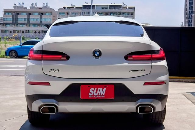 BMW X4 xDrive20i 總代理 原鈑件 5AU/環景/抬顯/HK音響/免鑰匙/摸門/換檔撥片/電尾門  第4張相片