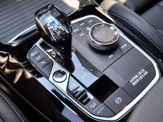 BMW X4 xDrive20i 總代理 原鈑件 5AU/環景/抬顯/HK音響/免鑰匙/摸門/換檔撥片/電尾門  第12張相片