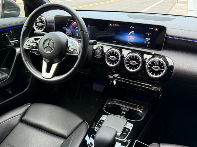 CLA200 原鈑件 低里程 賽車座椅/快撥換檔/數位儀表/定速/盲點/免鑰匙/摸門  第4張相片