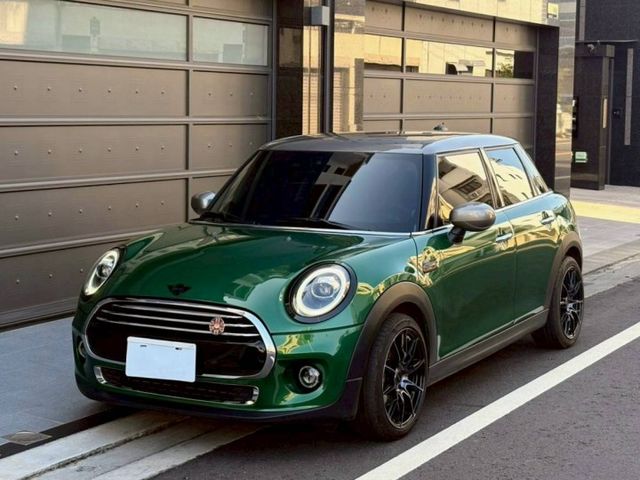 Mini Hatch Cooper 經典的小型掀背造型 搭配鮮明英倫風格與現代化設計 都市與偶爾的郊外路段享受駕駛樂趣  第1張相片