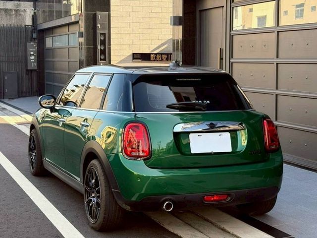 Mini Hatch Cooper 經典的小型掀背造型 搭配鮮明英倫風格與現代化設計 都市與偶爾的郊外路段享受駕駛樂趣  第2張相片