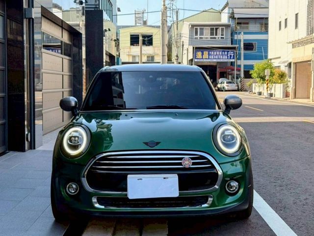 Mini Hatch Cooper 經典的小型掀背造型 搭配鮮明英倫風格與現代化設計 都市與偶爾的郊外路段享受駕駛樂趣  第3張相片