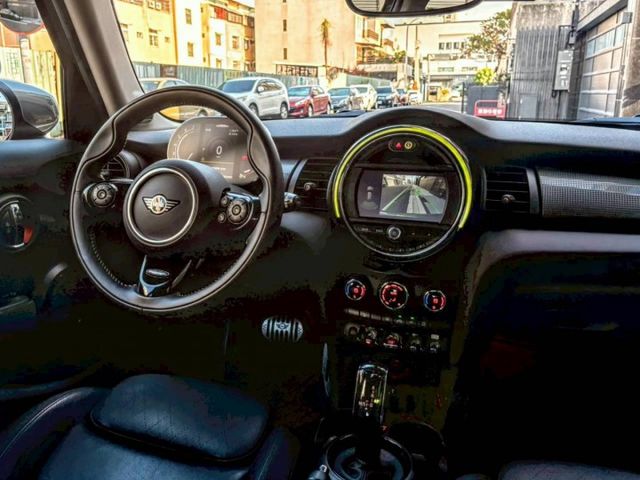 Mini Hatch Cooper 經典的小型掀背造型 搭配鮮明英倫風格與現代化設計 都市與偶爾的郊外路段享受駕駛樂趣  第5張相片