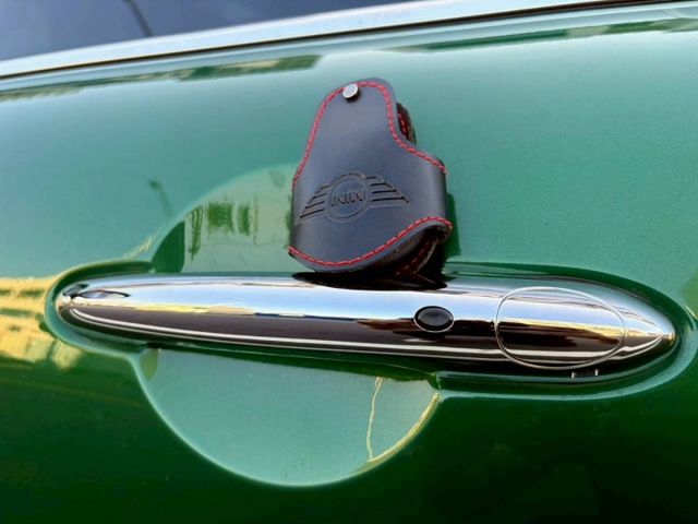 Mini Hatch Cooper 經典的小型掀背造型 搭配鮮明英倫風格與現代化設計 都市與偶爾的郊外路段享受駕駛樂趣  第6張相片