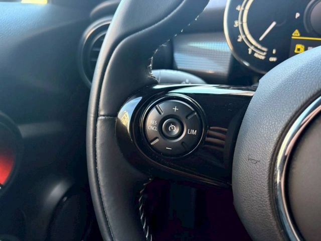 Mini Hatch Cooper 經典的小型掀背造型 搭配鮮明英倫風格與現代化設計 都市與偶爾的郊外路段享受駕駛樂趣  第7張相片