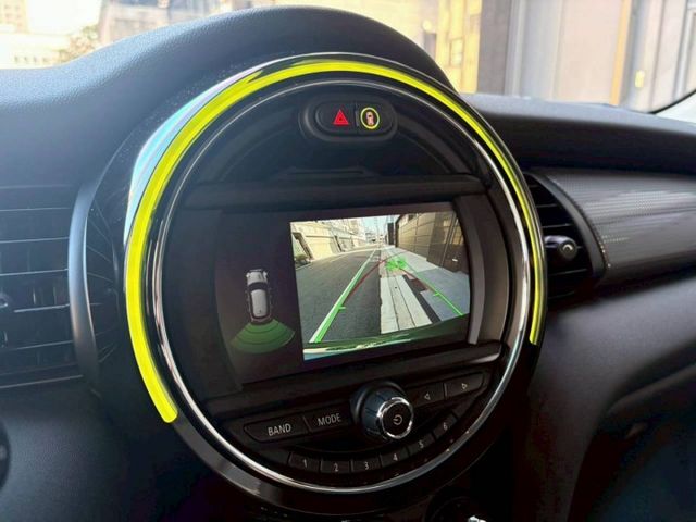 Mini Hatch Cooper 經典的小型掀背造型 搭配鮮明英倫風格與現代化設計 都市與偶爾的郊外路段享受駕駛樂趣  第8張相片