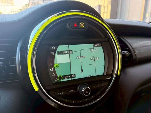 Mini Hatch Cooper 經典的小型掀背造型 搭配鮮明英倫風格與現代化設計 都市與偶爾的郊外路段享受駕駛樂趣  第9張相片