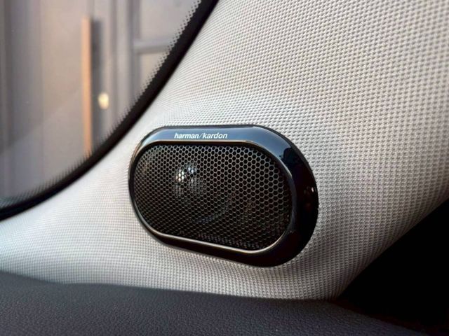 Mini Hatch Cooper 經典的小型掀背造型 搭配鮮明英倫風格與現代化設計 都市與偶爾的郊外路段享受駕駛樂趣  第10張相片