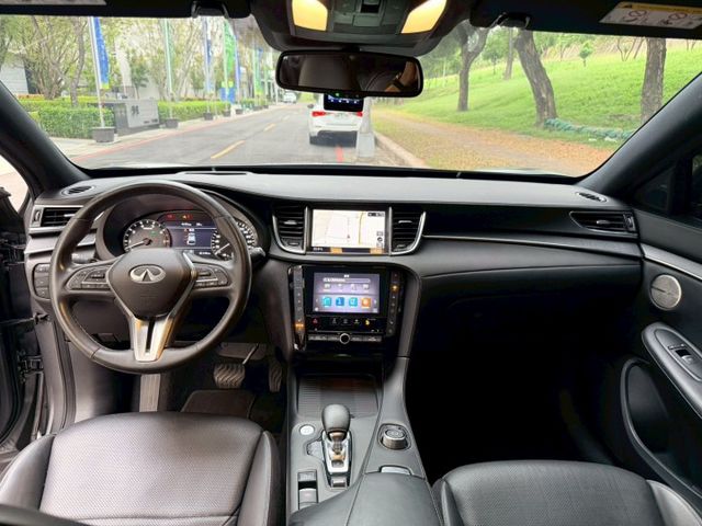 QX55 旗艦 搭載2.0L VC-Turbo引擎 融合轎跑線條與豪華質感 外型動感 內裝精緻 兼具性能與時尚品味  第5張相片