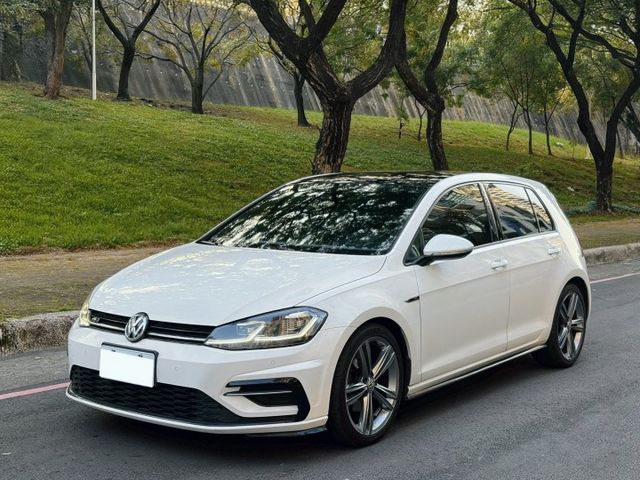 Golf R-line 具備運動化外觀套件與更紮實的底盤調校 兼顧性能與油耗 外型年輕俐落 操控靈活 兼顧生活的五門車款  第1張相片