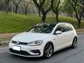 Golf R-line 具備運動化外觀套件與更紮實的底盤調校 兼顧性能與油耗 外型年輕俐落 操控靈活 兼顧生活的五門車款  第1張縮圖
