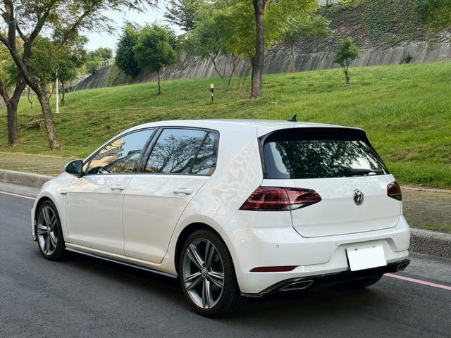 Golf R-line 具備運動化外觀套件與更紮實的底盤調校 兼顧性能與油耗 外型年輕俐落 操控靈活 兼顧生活的五門車款  第2張相片