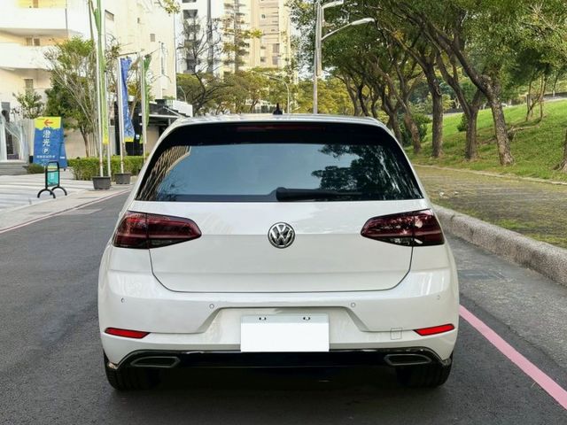 Golf R-line 具備運動化外觀套件與更紮實的底盤調校 兼顧性能與油耗 外型年輕俐落 操控靈活 兼顧生活的五門車款  第3張相片