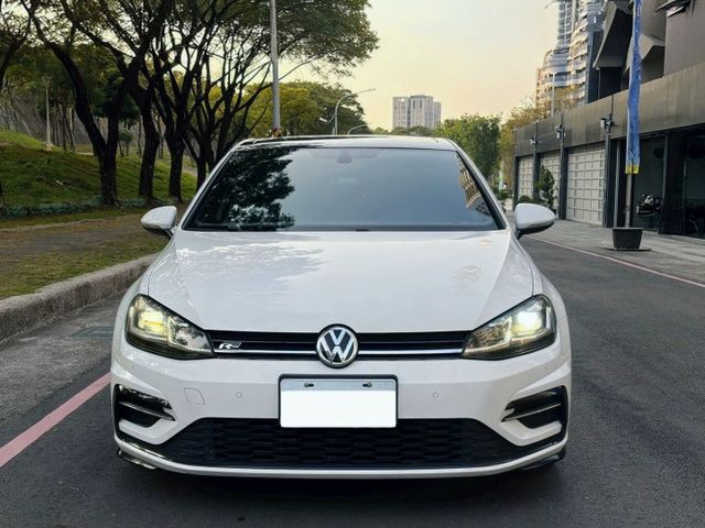 Golf R-line 具備運動化外觀套件與更紮實的底盤調校 兼顧性能與油耗 外型年輕俐落 操控靈活 兼顧生活的五門車款  第4張相片