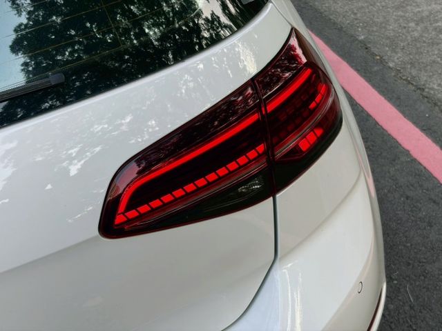 Golf R-line 具備運動化外觀套件與更紮實的底盤調校 兼顧性能與油耗 外型年輕俐落 操控靈活 兼顧生活的五門車款  第5張相片
