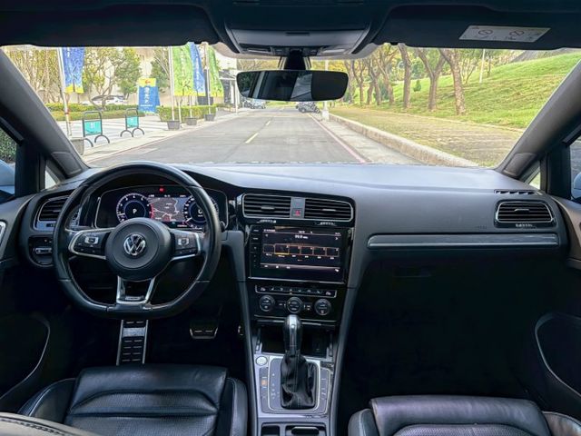 Golf R-line 具備運動化外觀套件與更紮實的底盤調校 兼顧性能與油耗 外型年輕俐落 操控靈活 兼顧生活的五門車款  第6張相片