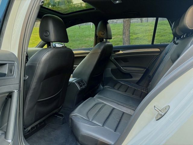 Golf R-line 具備運動化外觀套件與更紮實的底盤調校 兼顧性能與油耗 外型年輕俐落 操控靈活 兼顧生活的五門車款  第8張相片