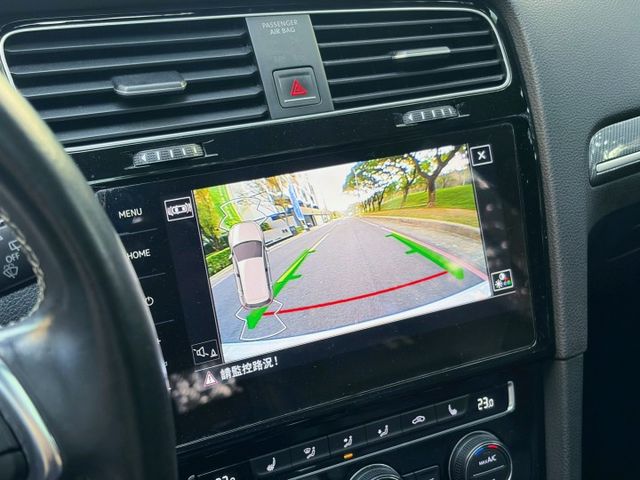 Golf R-line 具備運動化外觀套件與更紮實的底盤調校 兼顧性能與油耗 外型年輕俐落 操控靈活 兼顧生活的五門車款  第10張相片