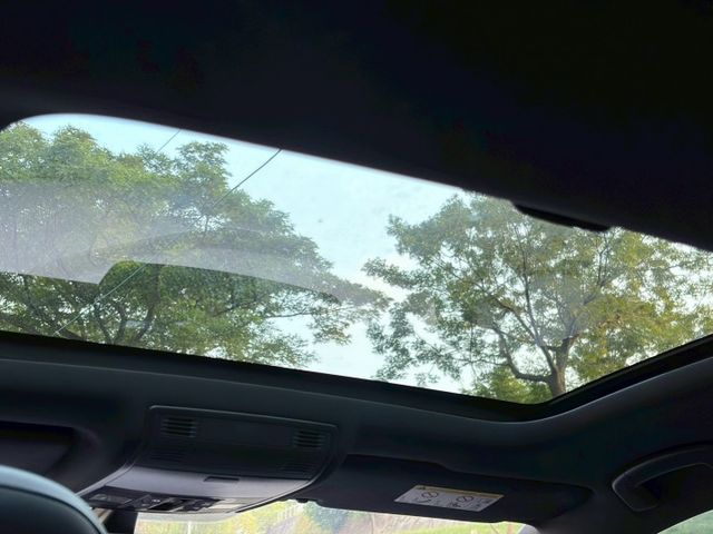 Golf R-line 具備運動化外觀套件與更紮實的底盤調校 兼顧性能與油耗 外型年輕俐落 操控靈活 兼顧生活的五門車款  第12張相片