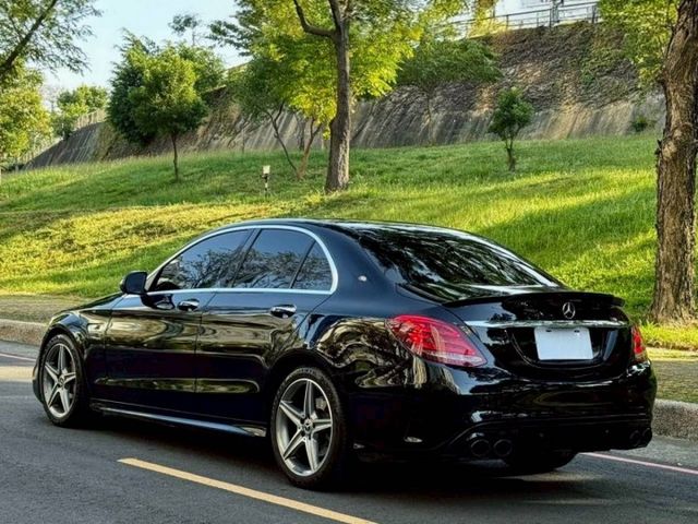 C300 AMG 渦輪動力充沛 外型大氣尊貴 內裝質感佳 配備齊全 操控穩定 是兼顧舒適與性能的豪華房車  第2張相片