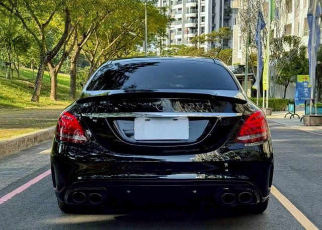 C300 AMG 渦輪動力充沛 外型大氣尊貴 內裝質感佳 配備齊全 操控穩定 是兼顧舒適與性能的豪華房車  第4張相片