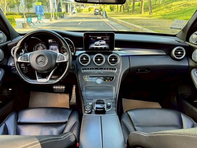 C300 AMG 渦輪動力充沛 外型大氣尊貴 內裝質感佳 配備齊全 操控穩定 是兼顧舒適與性能的豪華房車  第5張相片
