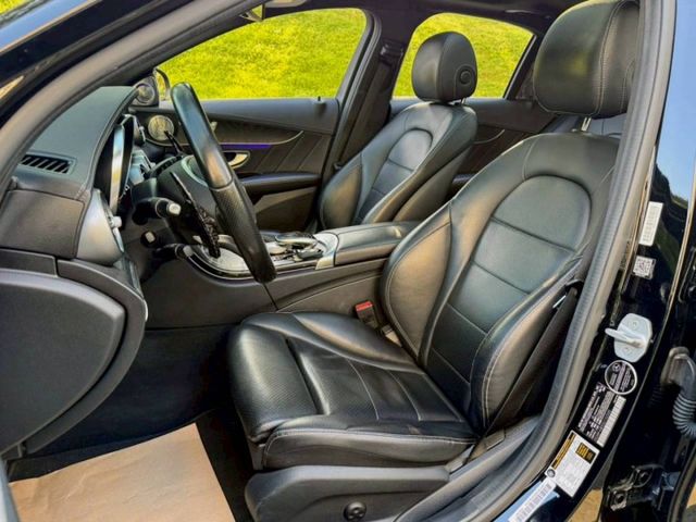 C300 AMG 渦輪動力充沛 外型大氣尊貴 內裝質感佳 配備齊全 操控穩定 是兼顧舒適與性能的豪華房車  第6張相片