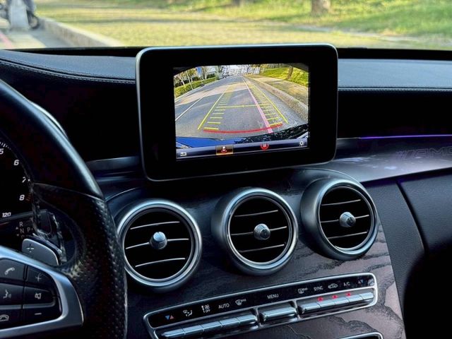 C300 AMG 渦輪動力充沛 外型大氣尊貴 內裝質感佳 配備齊全 操控穩定 是兼顧舒適與性能的豪華房車  第9張相片