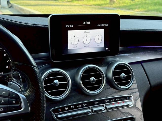 C300 AMG 渦輪動力充沛 外型大氣尊貴 內裝質感佳 配備齊全 操控穩定 是兼顧舒適與性能的豪華房車  第10張相片