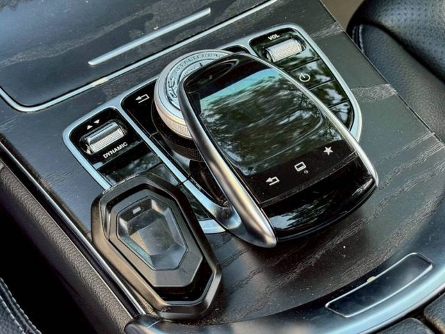 C300 AMG 渦輪動力充沛 外型大氣尊貴 內裝質感佳 配備齊全 操控穩定 是兼顧舒適與性能的豪華房車  第12張相片