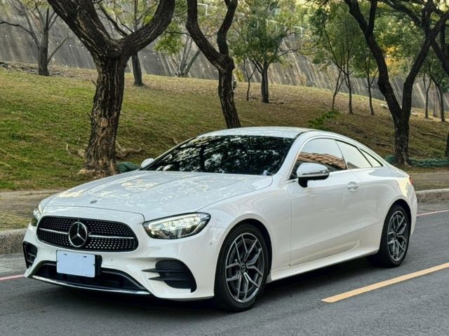 E200 coupe 流線雙門跑格 優雅中帶點運動氣息 內裝質感細膩 操控穩定順暢 兼具帥氣外型與日常舒適豪華轎跑  第1張相片
