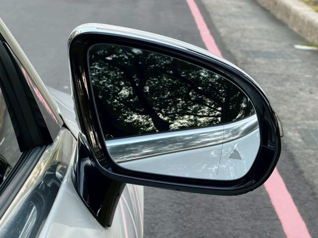 E200 coupe 流線雙門跑格 優雅中帶點運動氣息 內裝質感細膩 操控穩定順暢 兼具帥氣外型與日常舒適豪華轎跑  第5張相片