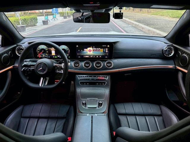 E200 coupe 流線雙門跑格 優雅中帶點運動氣息 內裝質感細膩 操控穩定順暢 兼具帥氣外型與日常舒適豪華轎跑  第6張相片