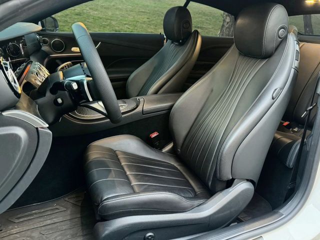 E200 coupe 流線雙門跑格 優雅中帶點運動氣息 內裝質感細膩 操控穩定順暢 兼具帥氣外型與日常舒適豪華轎跑  第7張相片