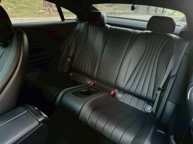 E200 coupe 流線雙門跑格 優雅中帶點運動氣息 內裝質感細膩 操控穩定順暢 兼具帥氣外型與日常舒適豪華轎跑  第8張相片