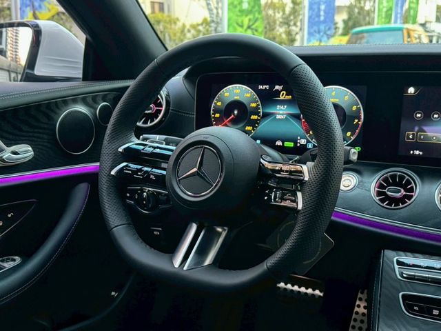 E200 coupe 流線雙門跑格 優雅中帶點運動氣息 內裝質感細膩 操控穩定順暢 兼具帥氣外型與日常舒適豪華轎跑  第9張相片