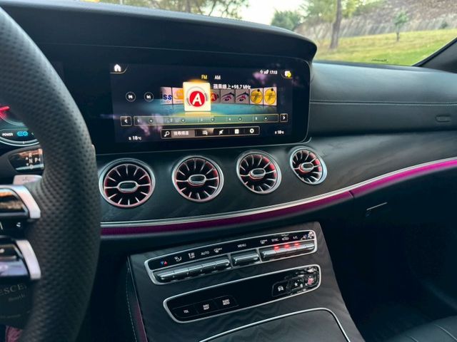 E200 coupe 流線雙門跑格 優雅中帶點運動氣息 內裝質感細膩 操控穩定順暢 兼具帥氣外型與日常舒適豪華轎跑  第10張相片