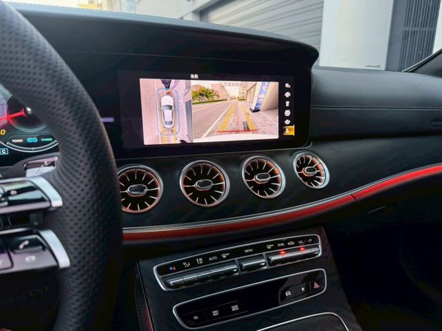 E200 coupe 流線雙門跑格 優雅中帶點運動氣息 內裝質感細膩 操控穩定順暢 兼具帥氣外型與日常舒適豪華轎跑  第11張相片