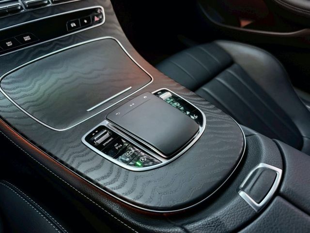 E200 coupe 流線雙門跑格 優雅中帶點運動氣息 內裝質感細膩 操控穩定順暢 兼具帥氣外型與日常舒適豪華轎跑  第12張相片