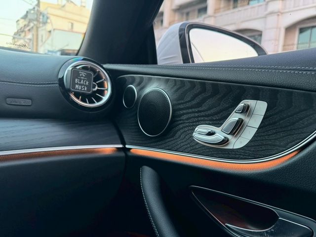 E200 coupe 流線雙門跑格 優雅中帶點運動氣息 內裝質感細膩 操控穩定順暢 兼具帥氣外型與日常舒適豪華轎跑  第13張相片