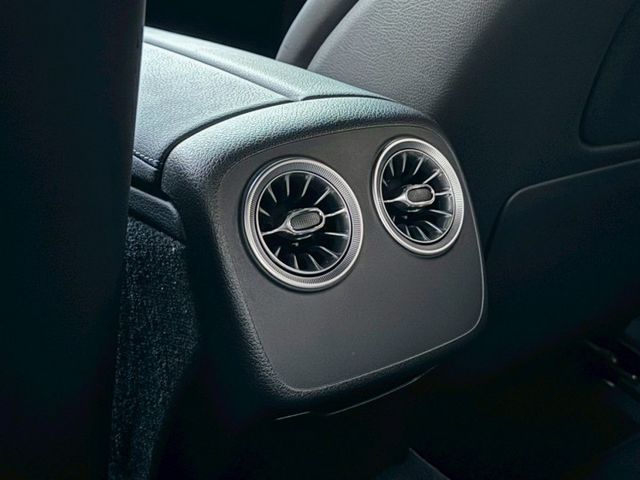 E200 coupe 流線雙門跑格 優雅中帶點運動氣息 內裝質感細膩 操控穩定順暢 兼具帥氣外型與日常舒適豪華轎跑  第14張相片