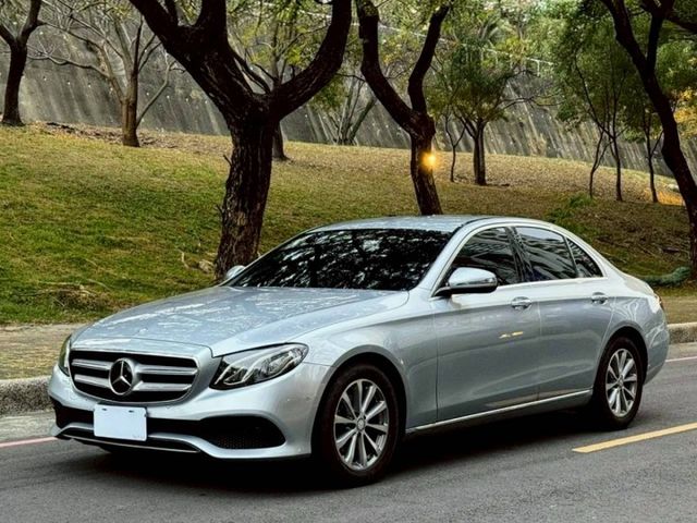 E220D 原鈑件 23智慧駕駛 柴油渦輪省油有力 行路穩定舒適 低盤扎實 配備齊全 質感與實用兼具  第1張相片