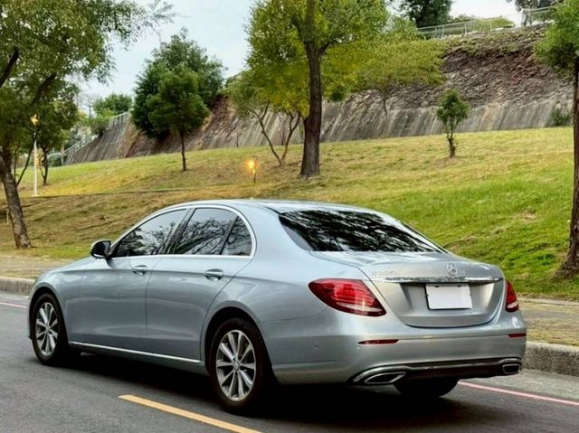 E220D 原鈑件 23智慧駕駛 柴油渦輪省油有力 行路穩定舒適 低盤扎實 配備齊全 質感與實用兼具  第2張相片