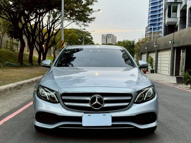 E220D 原鈑件 23智慧駕駛 柴油渦輪省油有力 行路穩定舒適 低盤扎實 配備齊全 質感與實用兼具  第3張相片