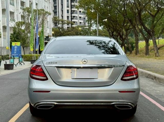 E220D 原鈑件 23智慧駕駛 柴油渦輪省油有力 行路穩定舒適 低盤扎實 配備齊全 質感與實用兼具  第4張相片