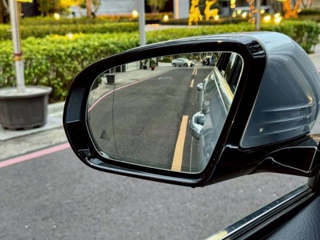 E220D 原鈑件 23智慧駕駛 柴油渦輪省油有力 行路穩定舒適 低盤扎實 配備齊全 質感與實用兼具  第5張相片