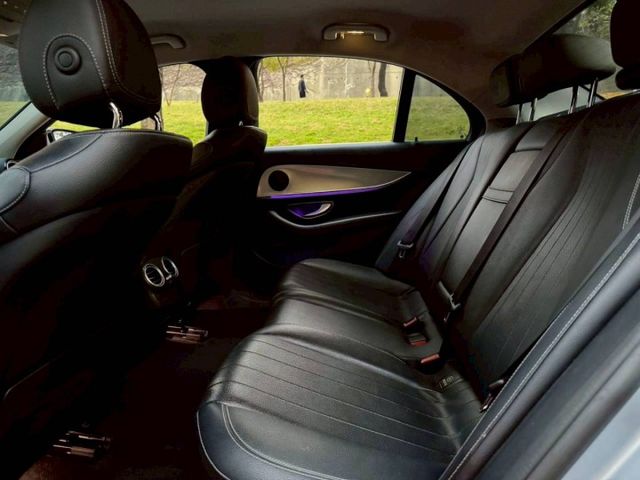 E220D 原鈑件 23智慧駕駛 柴油渦輪省油有力 行路穩定舒適 低盤扎實 配備齊全 質感與實用兼具  第7張相片