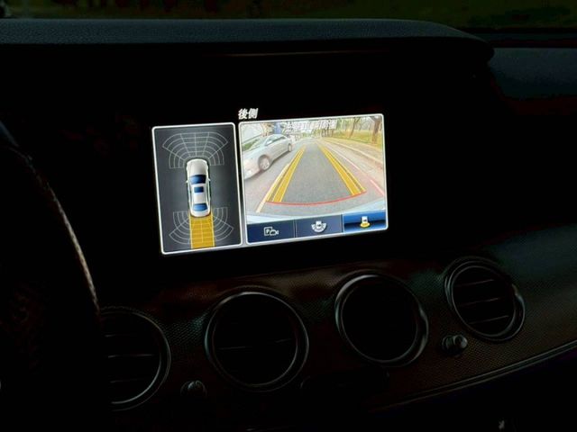 E220D 原鈑件 23智慧駕駛 柴油渦輪省油有力 行路穩定舒適 低盤扎實 配備齊全 質感與實用兼具  第11張相片