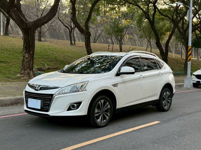 U6 turbo 魅力版 外型動感 空間實用 搭載渦輪引擎動力充足 配備豐富 科技感十足 是性價比極高的國產休旅車  第1張相片